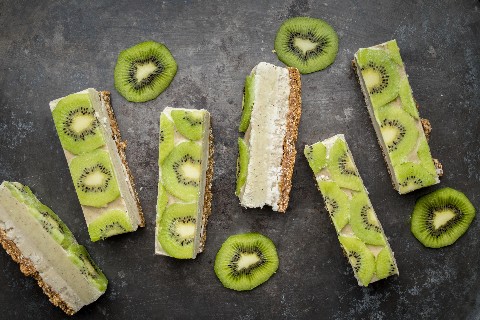 Vegane Rohkost-Schnitten mit Kiwi und Zitrone