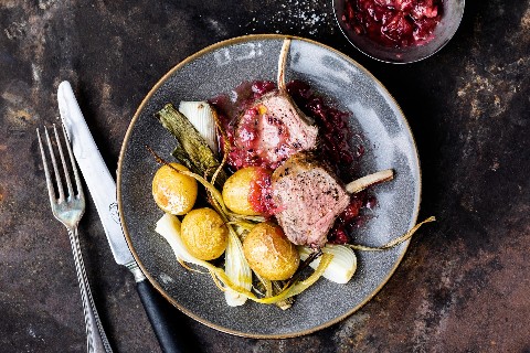 Racks d'agneau au chutney de groseilles