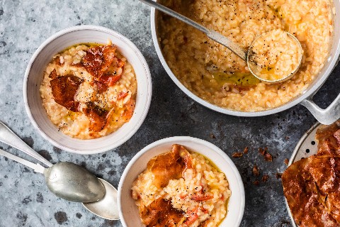 Risotto à la tomate et chips de jambon cru