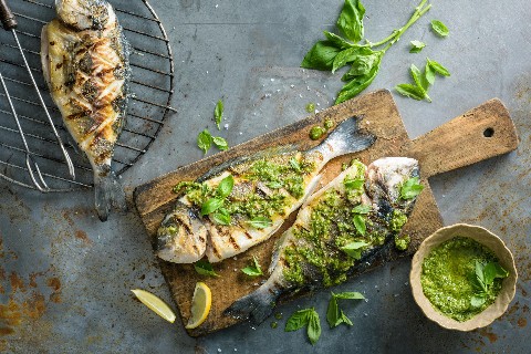 Grillierte Dorade mit Zitronen-Basilikum-Pesto