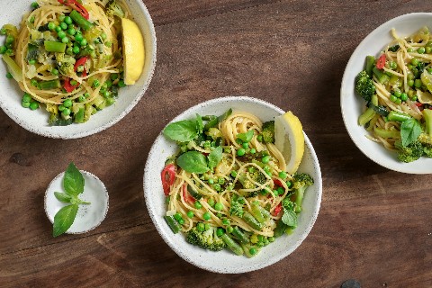 One Pot-Zitronen-Chili-Pasta mit Sommergemüse