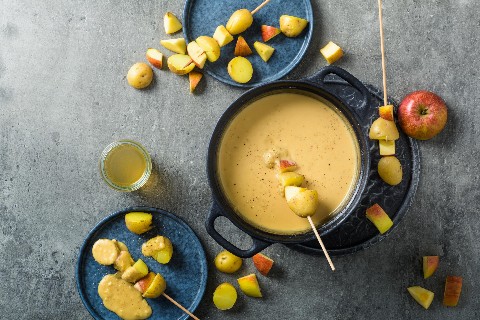 Fondue di mele con spiedini di patate