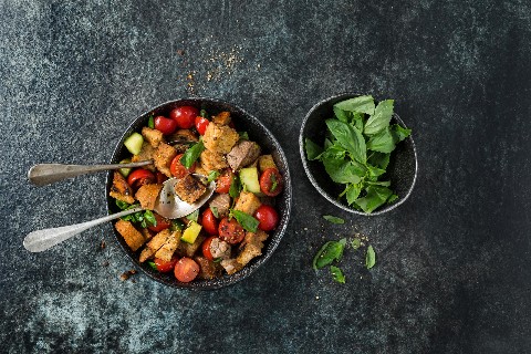 Brotsalat mit Rindfleisch