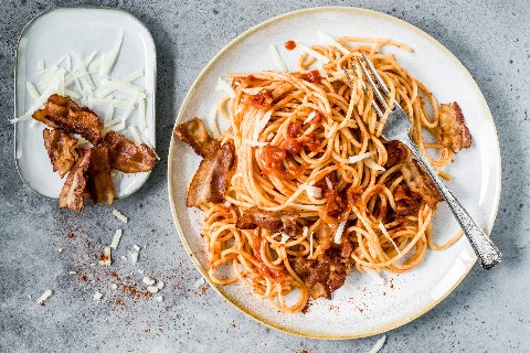 Spaghetti al pomodoro con pancetta affumicata