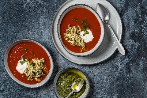 Soupe de tomates au pesto et au poulet
