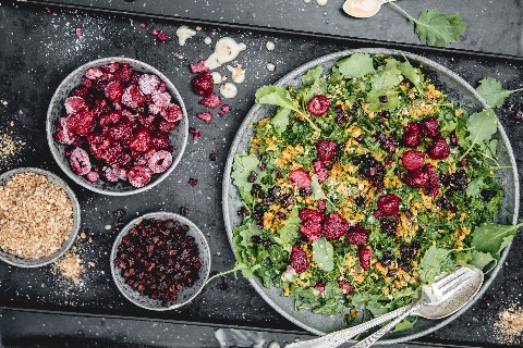 Insalata di cavolo riccio con patate dolci e barbabietole