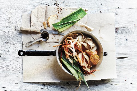Brodo di verdura con bucce di verdure a radice