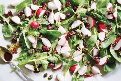 Radieschenblatt-Salat mit karamellisierten Kürbiskernen