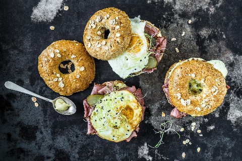 Bagels garnis de pastrami