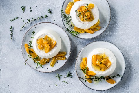 Panna cotta au romarin avec des kumquats