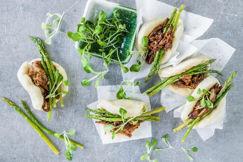 Gua bao con pulled pork e asparagi