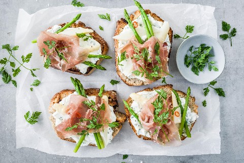 Open sandwich with asparagus