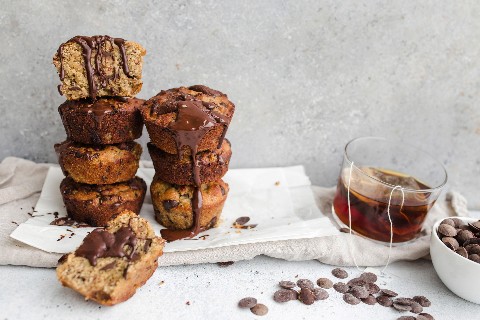 Muffin al chai e alla banana con cioccolato