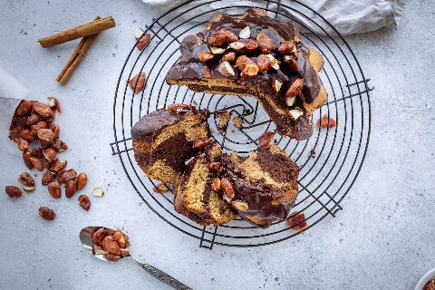 Gugelhopf marmorizzato alla cannella e cioccolato