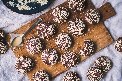 Sesame & chocolate cookies