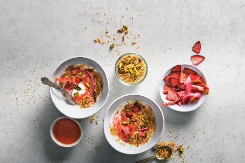 Frühlingsmüesli mit gerösteten Erdbeeren