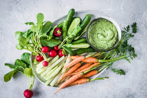 Crudités avec sauce dip aux haricots et à l'ail des ours