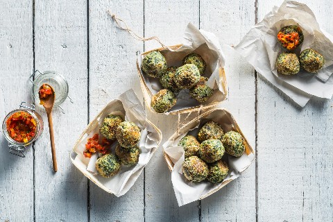 Boulettes de riz grillées et sauce aux poivrons