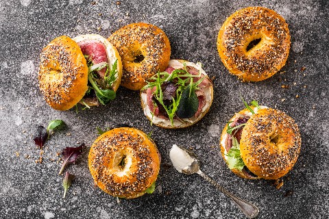 Gefüllter Everything-Bagel