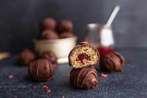 Vegan protein balls with dark chocolate