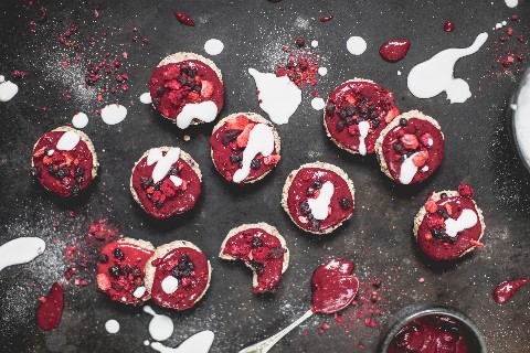 Superfood Taler mit Beeren-Mus