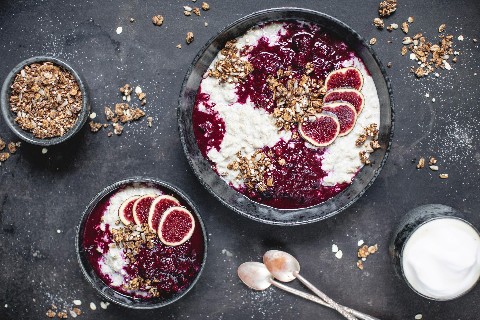 Mandel-Porridge mit heissen Beeren