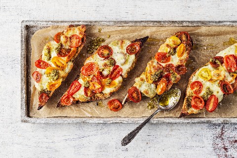 Tomaten-Mozzarella-Schnitten