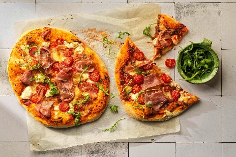 Pizza au mascarpone et au jambon cru
