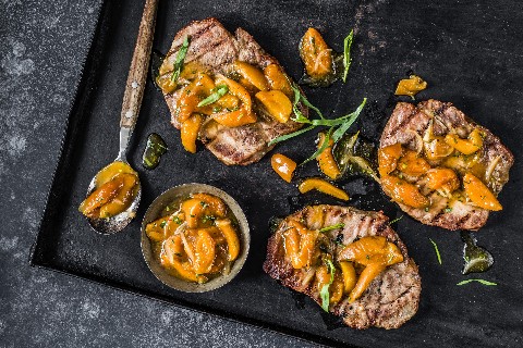 Bistecca di maiale con chutney di albicocche