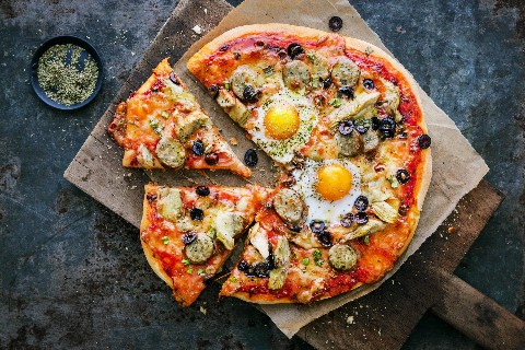 Pizza con bratwurst e carciofi