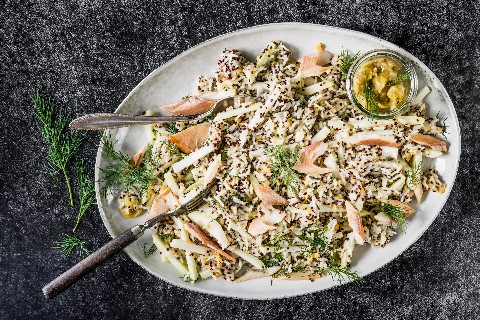 Insalata di riso con uva spina e trota