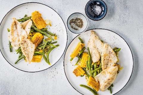 Filetti di persico con fagiolini e mais
