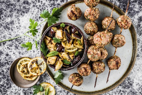 Minced meat skewers with grilled aubergines