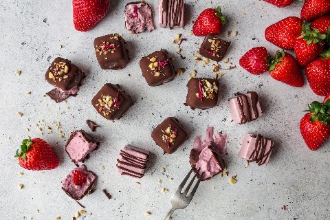 Cubetti vegani di gelato alle fragole