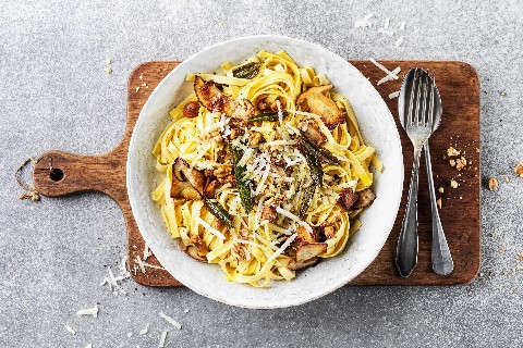 Tagliatelle ai funghi con salvia e noci