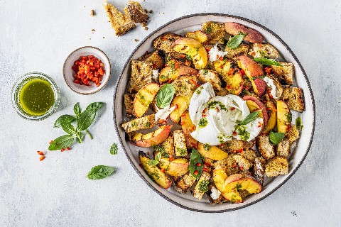 Grillierter Pfirsich-Brotsalat
