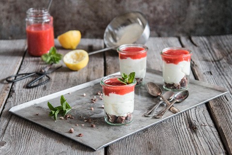 Mascarpone-Zitronencreme mit Himbeersauce