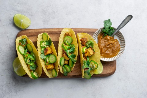 Tacos au tofu et à la sauce satay