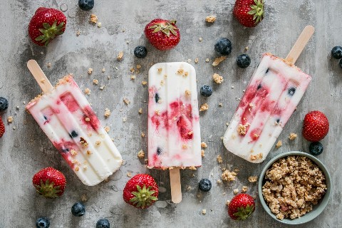 Breakfast lollies with granola
