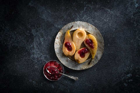 Pochierte Birnen mit Preiselbeeren