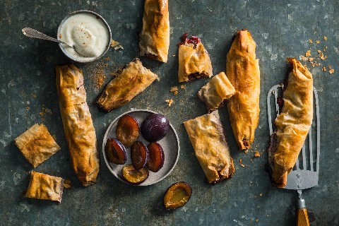 Rotoli alle prugne con salsa allo yogurt