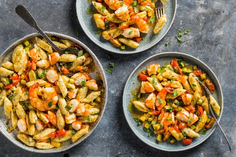 Gnocchis à la ricotta avec des crevettes et des légumes