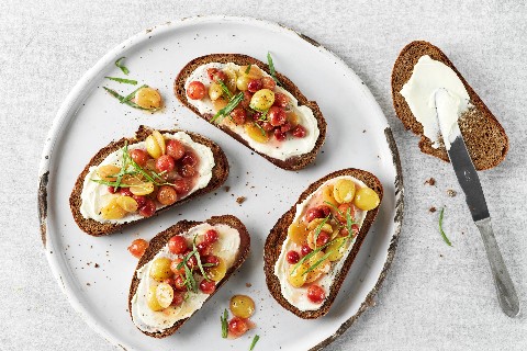 Crostini with grapes