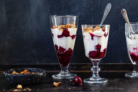 Crema allo yogurt con ciliegie e croccante