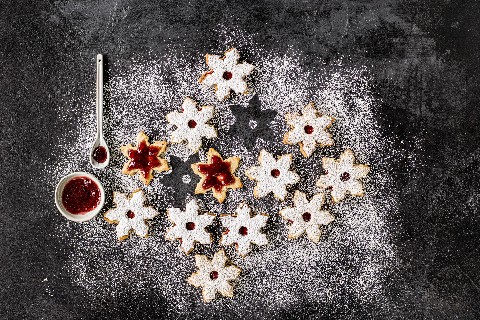 Walnut jam-filled biscuits
