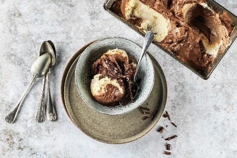 Dreifarbiges Tobleronemousse