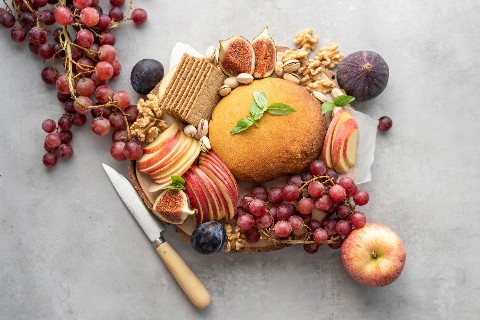 Alternative végétale au fromage avec des tomates séchées et du basilic
