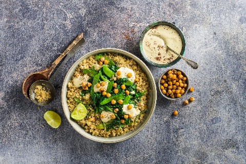 Quinoasalat mit Winterspinat und Hummus