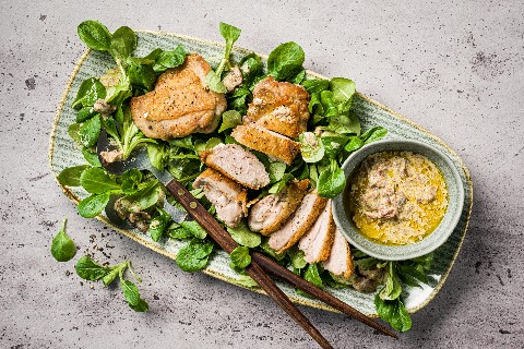 Pollo con salsa allo yogurt e alla pancetta