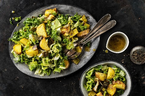 Insalata di indivia riccia con patate e porro